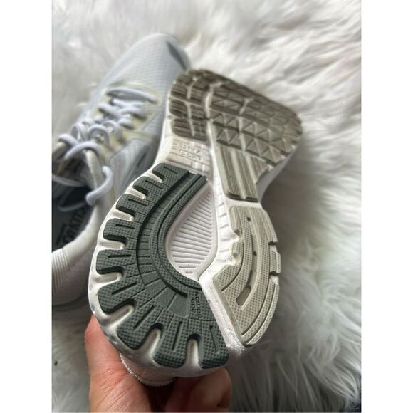 Brooks Women’s Adrenaline GTS 20 Running M Size 9.5 Cream or white color - Picture 2 of 6